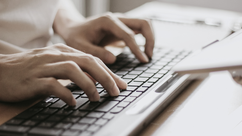 escribiendo en el teclado con trabajos desde casa online