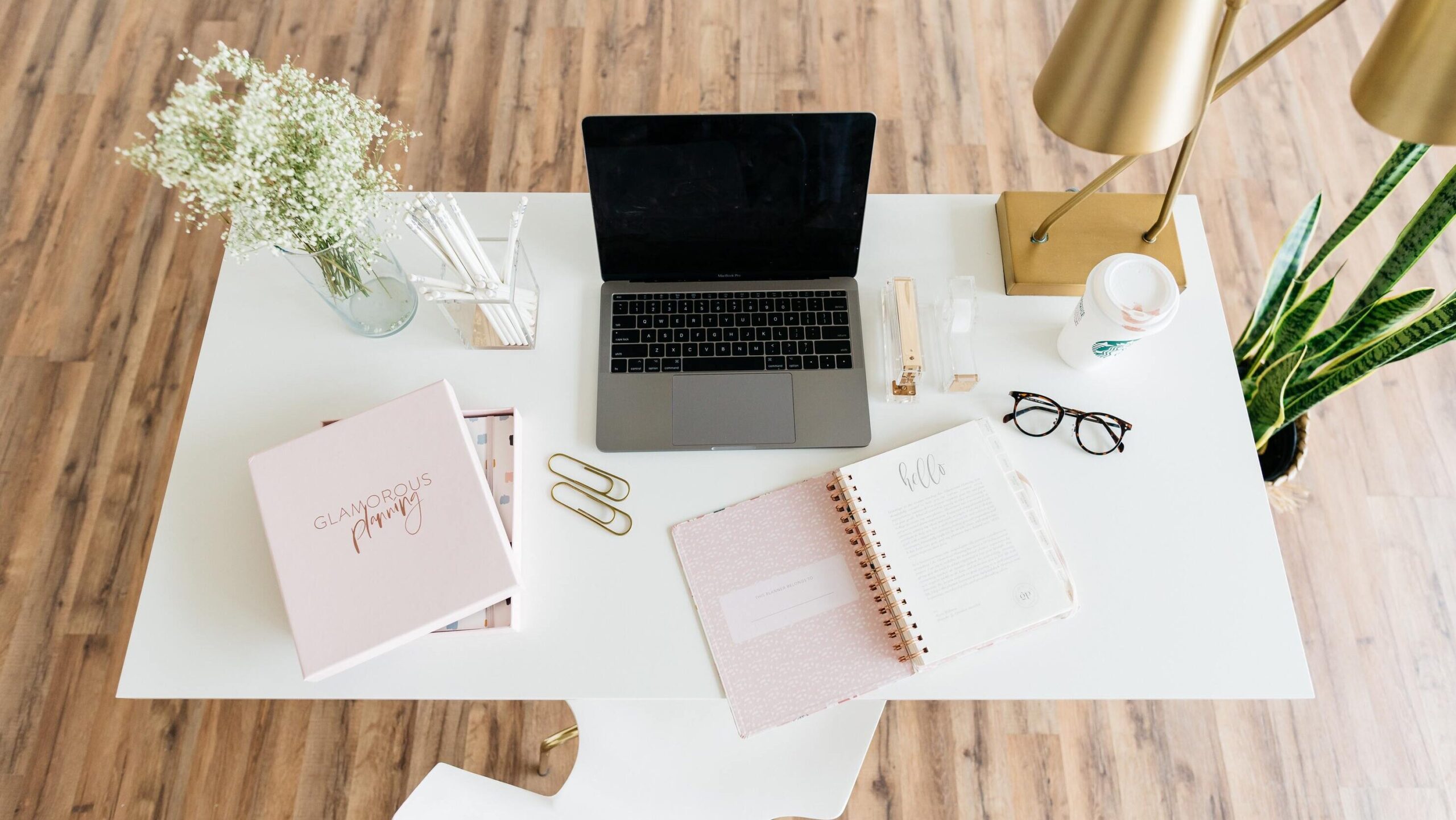 escritorio para trabajos desde casa online con cuadernos rosas