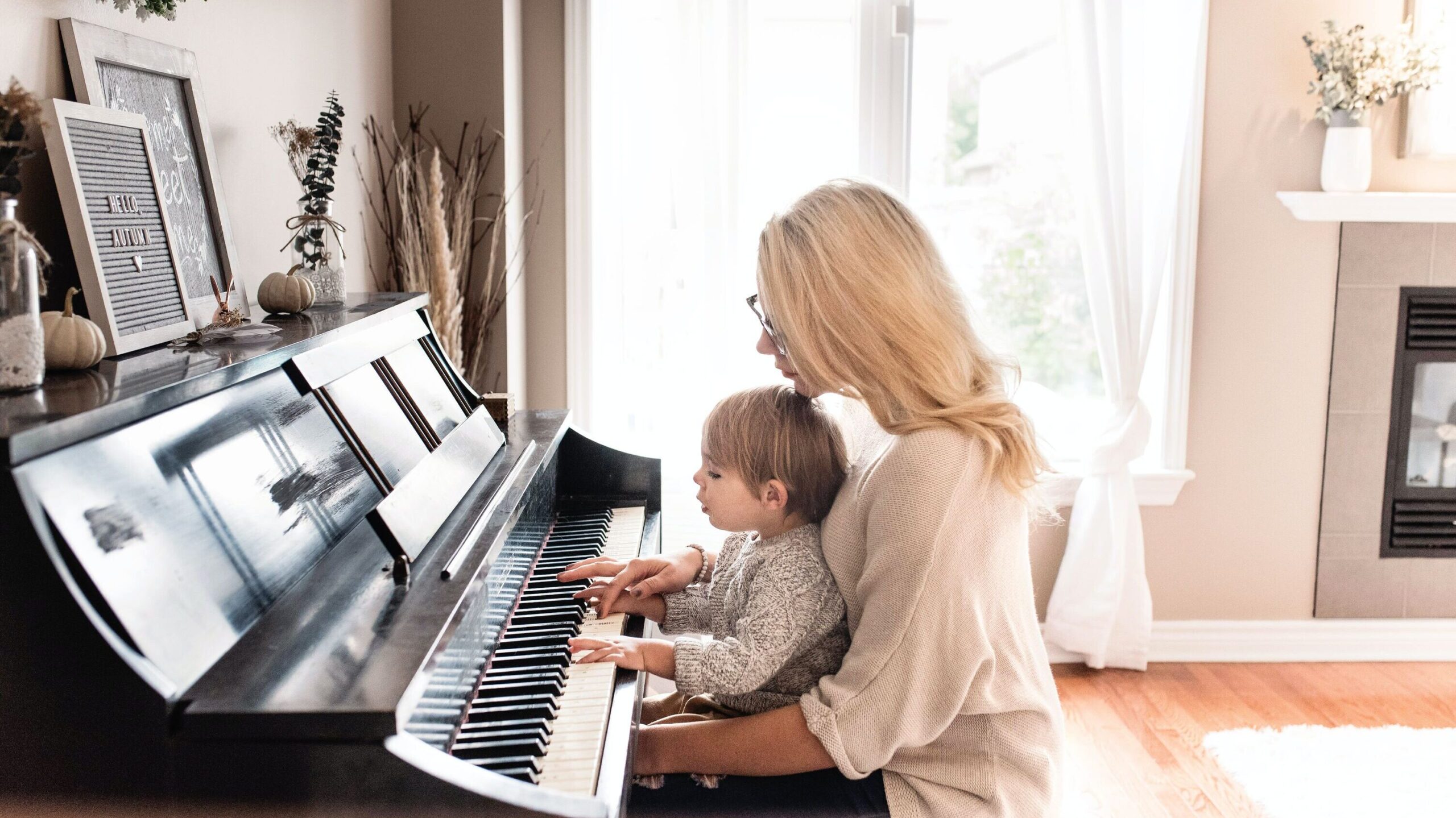 mamá tocando el piano con su hijo