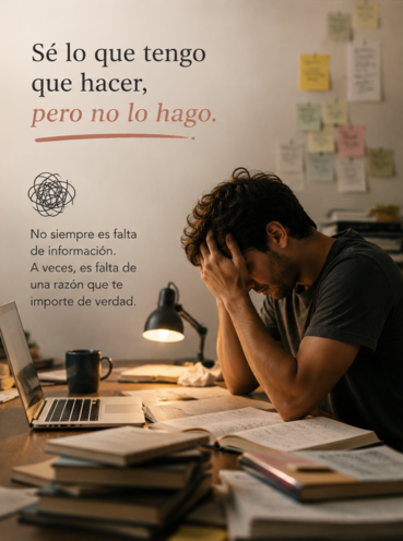 Hombre con la cabeza entre las manos rodeado de libros, bajo el título «Sé lo que tengo que hacer, pero no lo hago»