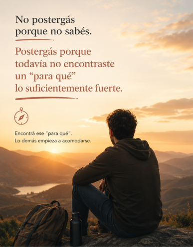 Hombre sentado en la montaña frente al atardecer, con el texto «No postergás porque no sabés, sino porque todavía no encontraste un para qué lo suficientemente fuerte»
