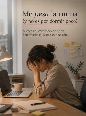 Mujer con la cabeza entre las manos en su escritorio, bajo el título «Me pesa la rutina (y no es por dormir poco)»